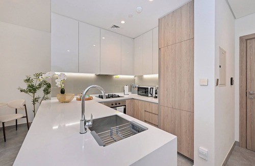 Downtown Dubai Apartment | Curated High Floor1BR+Sofa Bed Water View Peninsula1