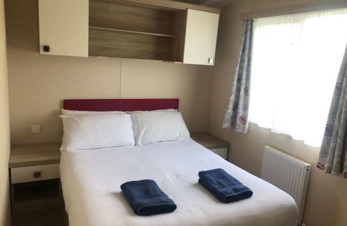 Bembridge House | Cute caravan Whitecliff Bay