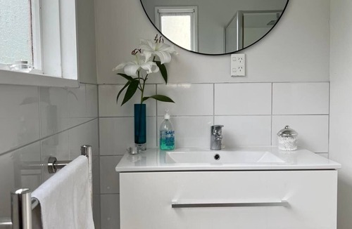 Wellington House | Cute, character bungalow only 10 Mins from CBD with outdoor bath