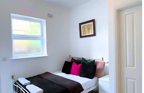 Hoe Street Apartment | Cute Garden Studio with private entrance, 5-min walk to tube (Victoria line)