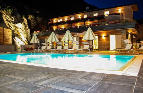 Dascio Apartment | Dascio Oasi Balcony Holiday Apartment on the Lake with Pool