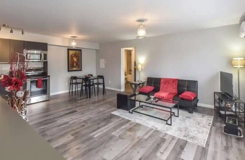 Orillia Apartment | DaVel DeLuxe Sunsets