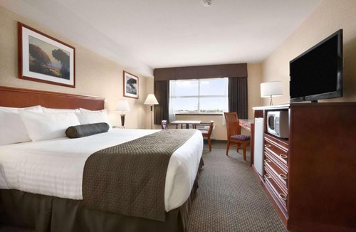 Langley Hotel | Days Inn & Suites by Wyndham Langley