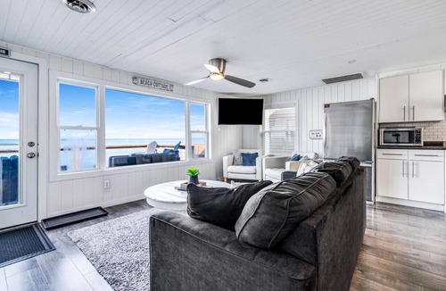 Leamington Apartment | Decked Out · Beachfront, Hot tub, Sunsets, Moonlight, Romance,