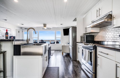 Leamington Apartment | Decked Out · Beachfront, Hot tub, Sunsets, Moonlight, Romance,