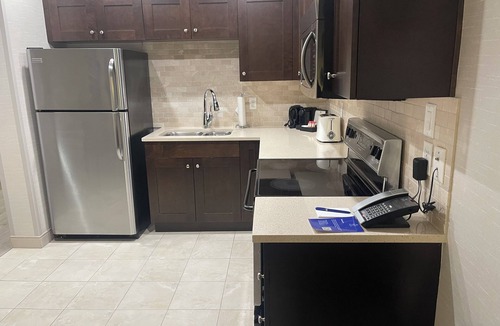 Kelowna Central Business District Hotel | Delta Grand Hotel sleeps 6 fully equipped kitchen. amazing location on the water