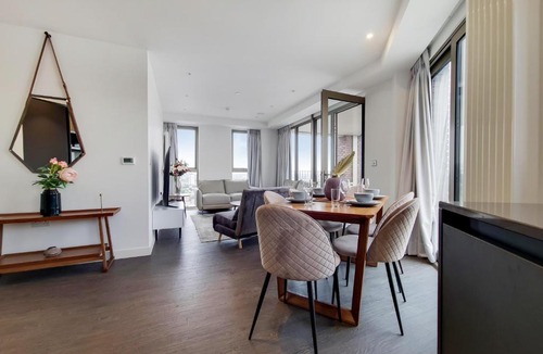 Docklands Apartment | Deluxe three bedroom Apartment by London ExCeL Stays