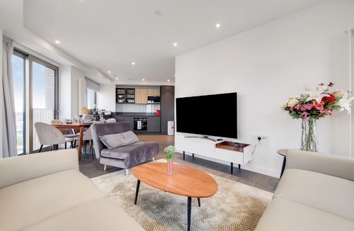 Docklands Apartment | Deluxe three bedroom Apartment by London ExCeL Stays