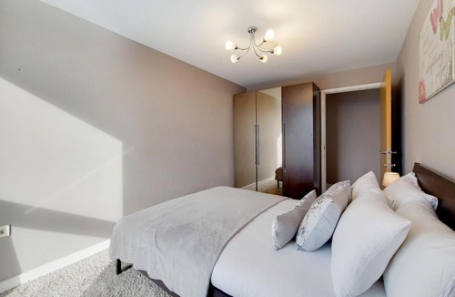 Docklands Apartment | Deluxe three bedroom Apartment by London ExCeL Stays