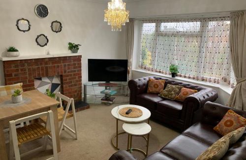 Farnham Apartment | Deluxe Two Double Bedroom Maisonette with Garden