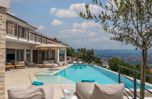 Bregi Villa | Deluxe Villa Dana