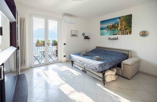 Bellano Apartment | Deluxe window to the lake