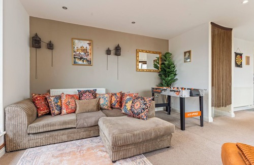 Oadby Apartment | DESI Suite - Free Parking | Balcony