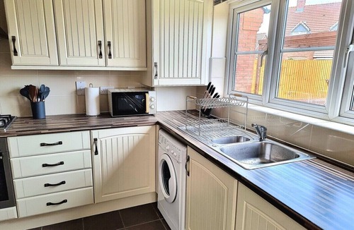 Birstall House | Detached House w/Free Parking | Long Stay Discount