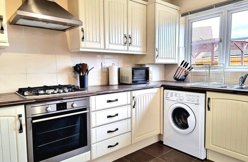 Birstall House | Detached House w/Free Parking | Long Stay Discount