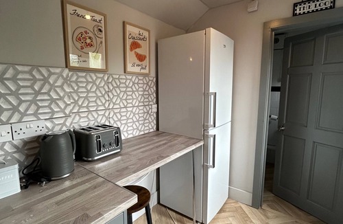 Frampton House | Detached House Sleeps 5 with Garden and Parking