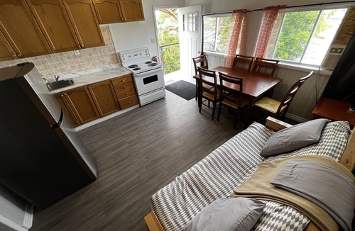Wasaga Beach Cottage | Dock Life Beach 1 - Cottage 1, Riverside 3 bedroom, 3 min walk to Beach 1