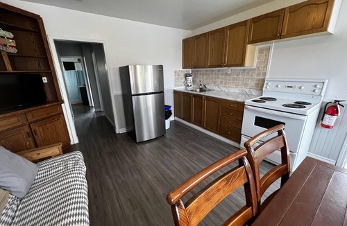 Wasaga Beach Cottage | Dock Life Beach 1 - Cottage 1, Riverside 3 bedroom, 3 min walk to Beach 1