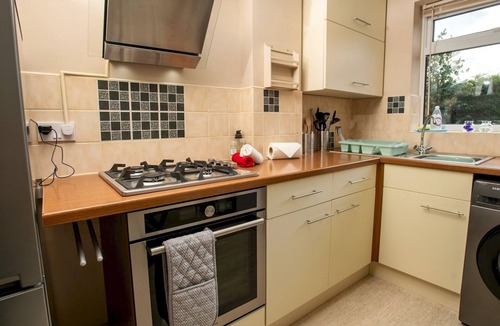 Lincoln House | Dog-Friendly Haven + Parking + Prime Location - Pass the Keys