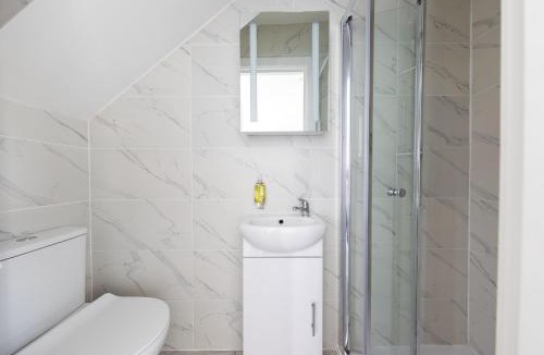 St. George's Apartment | Double Ensuite Sleeps 2 Long Term Welcome With Garden View