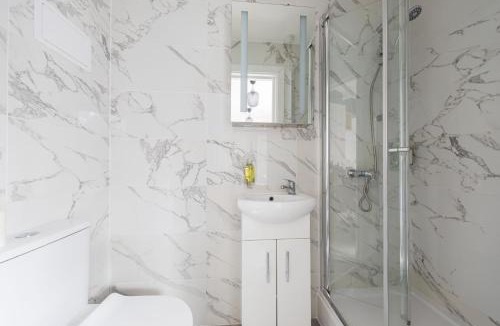St. George's Apartment | Double Ensuite Sleeps 2 Long Term Welcome With Garden View