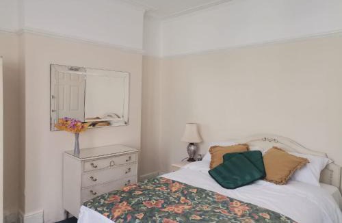 Seven Kings House | Double Room available- London Seven Kings Seven Kings Train Station