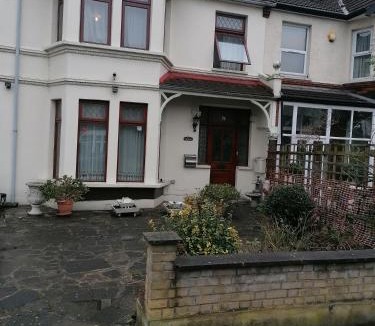 Seven Kings House | Double Room available- London Seven Kings Seven Kings Train Station