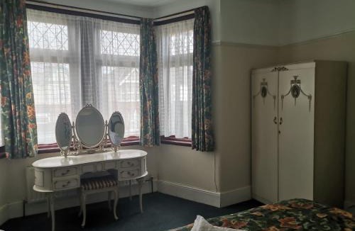 Seven Kings House | Double Room available- London Seven Kings Seven Kings Train Station