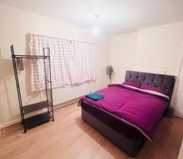 Headington House | Double Room Near Brookes University and City Centre Room E