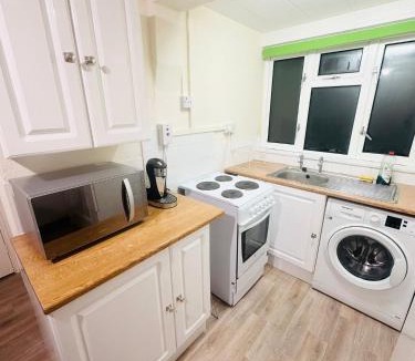 Headington House | Double Room Near Brookes University and City Centre Room E