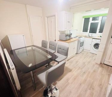 Headington House | Double Room Near Brookes University and City Centre Room E