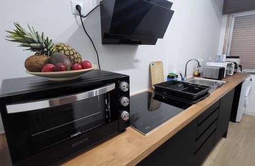Queluz Bed & Breakfast | Double Room near Lisbon & Sintra - 2 min to Train Station
