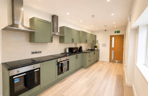 Oadby Apartment | Double Room with Private Bathroom @ The Gables Aparthotel