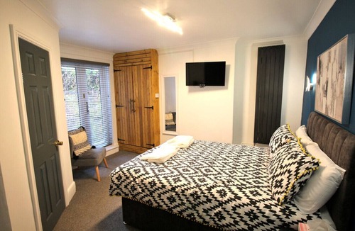 Lincoln House | Double Room with Private Bathroom - Hamilton