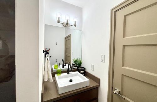 Fort George House | Downtown 1 or 2 Bedroom Stay - 3-min to Ferry