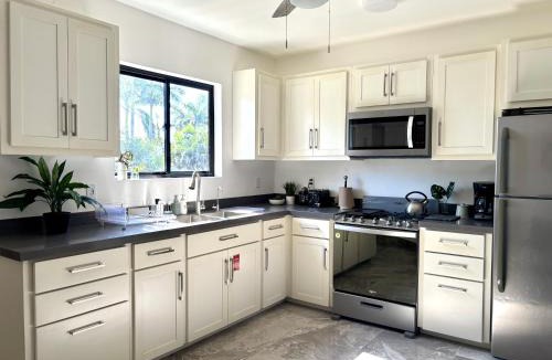 Fort George House | Downtown 1 or 2 Bedroom Stay - 3-min to Ferry