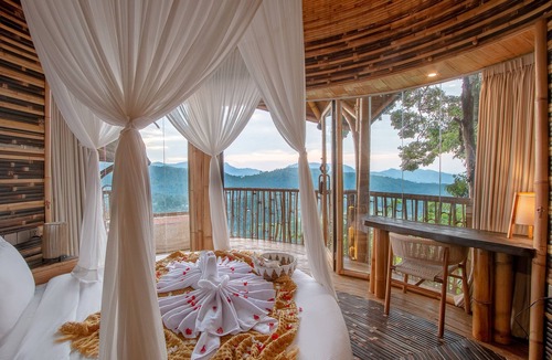 Klungkung Villa | Dreamy Cliffside Bamboo Villa with Pool and View
