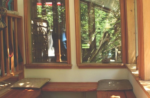 Shawnigan Lake House | Eaglenest Sanctuary - Rustic and Serene Riverfront Stay