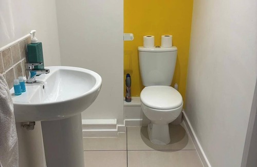 Oadby House | Elegant 2-Bed Home - Prime City Centre Location