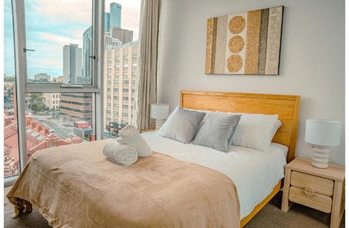 Melbourne Central Business District Apartment | Elegant 2-Bedroom CBD Apartment with Pool, Gym and City Views