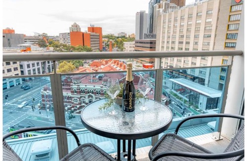 Melbourne Central Business District Apartment | Elegant 2-Bedroom CBD Apartment with Pool, Gym and City Views