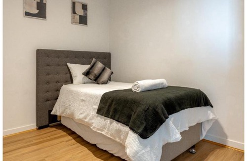 Melbourne Central Business District Apartment | Elegant 2-Bedroom CBD Apartment with Pool, Gym and City Views