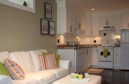 Riley Park-Little Mountain House | Elegant Cottage Style Suite in Upscale Home in heart of Cambie Village