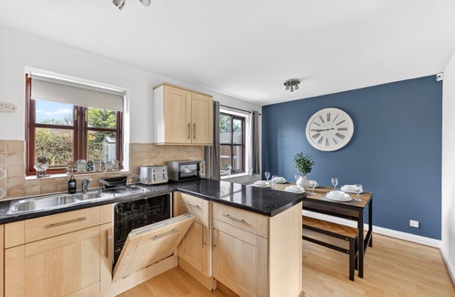 Milton Keynes House | Elegant Detached House City Centre Driveway Parking Smart TVs 750mbps+ WiFi Yoko Property