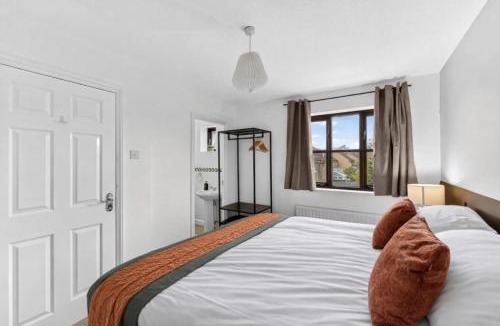 Milton Keynes House | Elegant Detached House City Centre Driveway Parking Smart TVs 750mbps+ WiFi Yoko Property