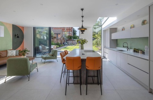 Henley House | Elegant Henley Townhouse- private road