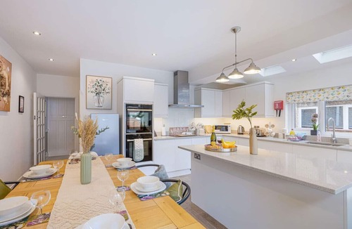 Northampton House | Elegant House in Excellent Location Sleeps 8 Free Parking Fast Wifi VirginTV