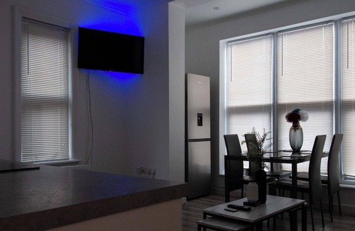 Watford Apartment | Elegant Spacious 2 Bed Flat with Garden - Sleeps 7