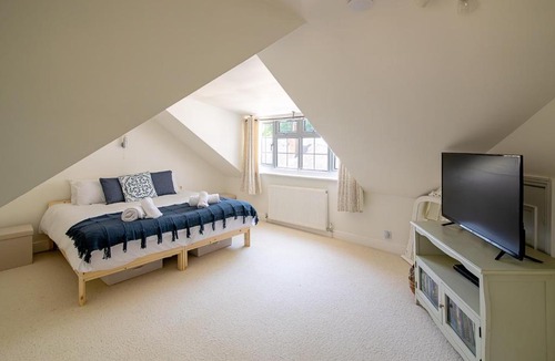 Great Bowden House | Elegant Village Stay Parking and EV Charger