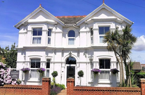 Shanklin Apartment | Elizabeth Apartment- perfectly located with smart TV